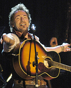 Bruce Springsteen spiller lørdag i Oslo. Her fra forrige stoppested, Frankfurt 17. mai. Foto: AP / Scanpix.
