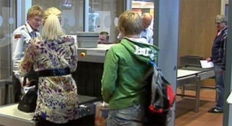 Flypassasjerene kan bli rammet hvis vekterne blir tatt ut i streik i morgen (Foto: NRK). Flypassasjerene kan bli rammet hvis vekterne blir tatt ut i streik i morgen (Foto: NRK).