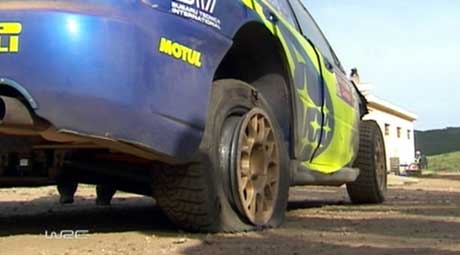 Petter Solbergs dekk eksploderte i den siste fartsprøven fredag rally Sardinia (Foto: NRK/WRC)