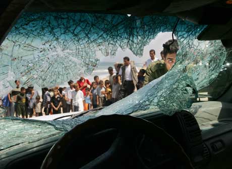 Slik så bilen til Tareq Abu Rajab ut etter at noen forsøkte å drepe ham i 2004. Foto: Scanpix/AP.