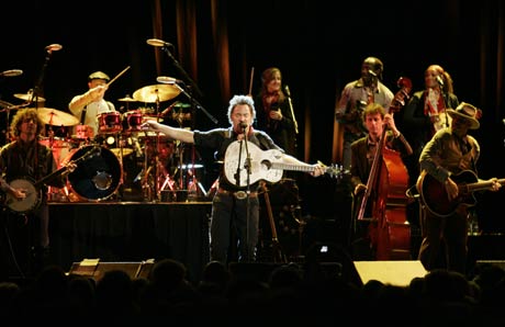 Med sine 16 musikere sørget Springsteen for en kveld med glede og substans. (Foto: Scanpix)