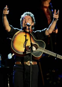 Bruce Springsteen pisket opp stemningen til uante høyder lørdag. (Foto: Scanpix)