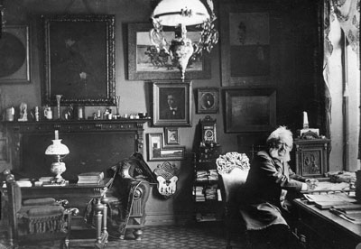Henrik Ibsen i sitt arbeidsværelse i leiligheten i Arbins gate 1. Foto: Ludwig Szacinski, 1898/ Norsk Folkemuseum 