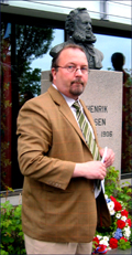 Carl Morten Amundsen hedret Ibsen. Foto: Gunnar Sandvik