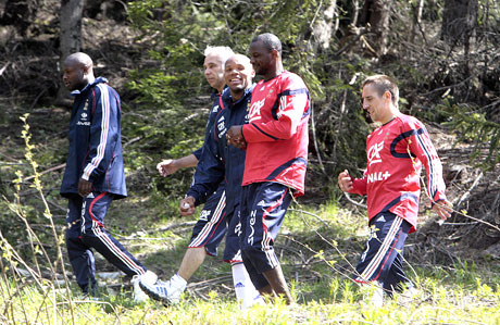 De franske spillerne William Gallas, Jean-Alain Boumsong, Patrick Viera og Franck Ribery forbereder seg til VM. 22. april (Foto: AFP/ SCANPIX)