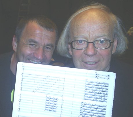 Festspilldirektør Per Boye Hansen og Arne Nordheim holdt godt fast i partituret til "Eco" på generalprøven tirsdag kveld. Foto: NRK Festspilldirektør Per Boye Hansen og Arne Nordheim holdt godt fast i partituret til "Eco" på generalprøven tirsdag kveld. Foto: NRK