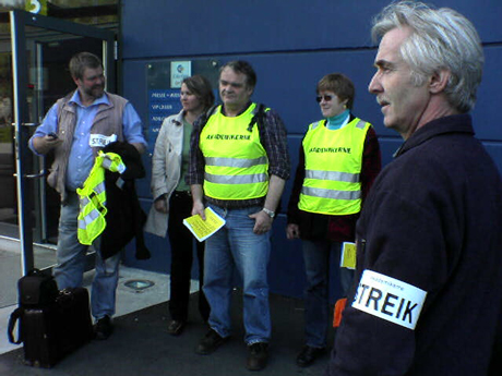 Streikande ved Mattilsynet i Ålesund. Streikeleiar Svein Kvaløy jr. heilt til venstre. Foto: Rune A. Hansen, NRK Streikande ved Mattilsynet i Ålesund. Streikeleiar Svein Kvaløy jr. heilt til venstre. Foto: Rune A. Hansen, NRK