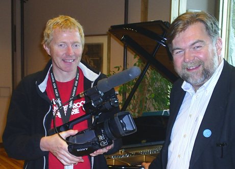 Producer Torstein Vegheim og programleder Arild Erikstad inviterer til nachspiel. Fotos: NRK