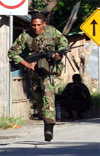 En soldat i Øst-Timor løper under sammenstøt med tidligere soldatkolleger i hovedstaden Dili. Foto: Reuters/Lirio Da Fonseca/Scanpix En soldat i Øst-Timor løper under sammenstøt med tidligere soldatkolleger i hovedstaden Dili. Foto: Reuters/Lirio Da Fonseca/Scanpix