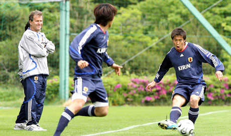 Zico p treningsfeltet med Atsushi Yanagisawa (h) og Shunsuke Nakamura. (foto: AFP/ SCANPIX)
