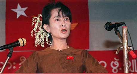 Demokratiforkjemperen Aung San Suu Kyi har sittet i husarrest i rundt 11 år. (Akrivfoto: AFP, Scanpix) Demokratiforkjemperen Aung San Suu Kyi har sittet i husarrest i rundt 11 år. (Akrivfoto: AFP, Scanpix)