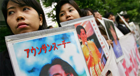 Burmesere bosatt i Japan protesterte for få dager siden mot at Aung San Suu Kyi holdes i husarrest (Foto: Reuters/Scanpix) Burmesere bosatt i Japan protesterte for få dager siden mot at Aung San Suu Kyi holdes i husarrest (Foto: Reuters/Scanpix)