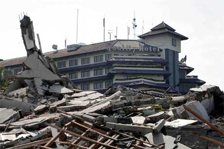 Hele området rundt Quality Hotell i Yogyakarta på Java ble lagt i ruiner i skjelvet. (Foto: AFP/Scanpix)