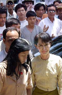 Dette bildet av Aung San Suu Kyi sammen med tilhengere ble tatt 7. mai i 2002(Foto: AP/Scanpix)
