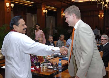 I går møtte Erik Solheim Sri Lankas president Mahinda Rajapakse. (Foto: AP/Scanpix)