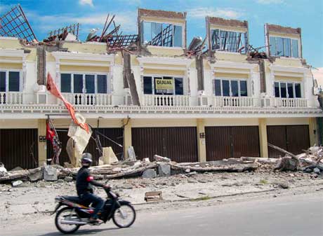 Det er mange ødelagte hus i den historiske byen Yogykarta. (Foto: AP/Scanpix) 