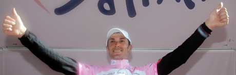Ivan Basso jubler på podiet etter 20. etappe. (Foto: AFP/Scanpix)