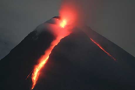 Lavaen strømmer nedover Merapi-fjellet på dette bildet som ble tatt 23. mai i år. (Foto: AP/Scanpix)