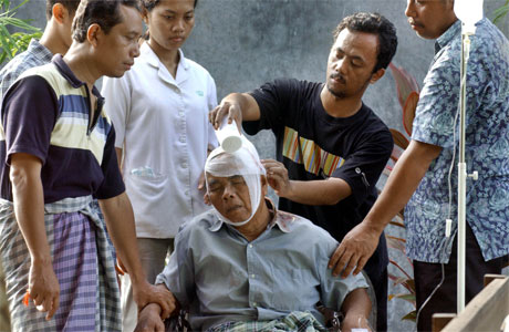 En skadet mann får hjelp av slektninger i Yogyakarta. (Foto: AFP/Scanpix) En skadet mann får hjelp av slektninger i Yogyakarta. (Foto: AFP/Scanpix)