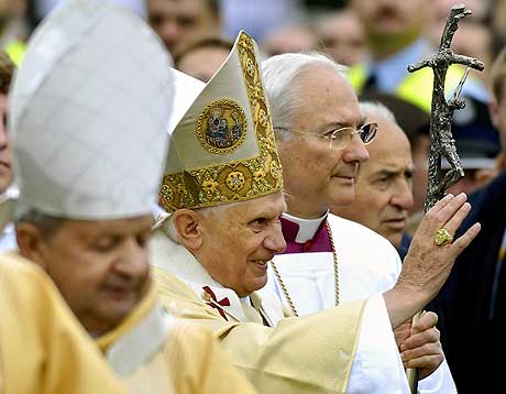 Paven vinker til folkemengden etter friluftsmessen i Krakow. (Foto: AP/Scanpix)
