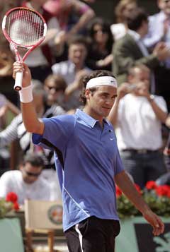 Roger Federer vinker til publikum til etter seieren over Diego Hartfield. (Foto: AFP/Scanpix)