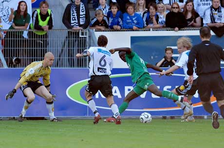 Oluwasegun Abiodun ( i grønt), omgitt av Rosenborg-spillere. (Foto: Geir Otto Johansen / SCANPIX)