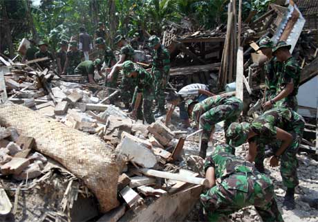 Indonesiske soldater leter etter overlevende i ruinene av et hus. (Foto: AP/Scanpix)