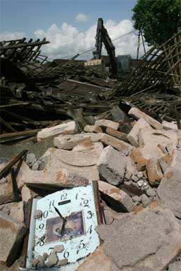 En klokke i ruinene viser når jordskjelvet kom. (Foto:Reuters/Scanpix)