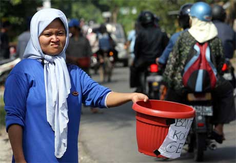 Denne jenta prøver å tigge mat og vatn. (Foto: AFP/Scanpix)