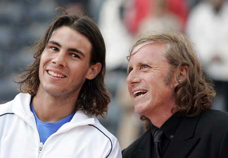 Rafael Nadal med Guillermo Vilas etter at han overtok rekorden. (Foto: AFP/Scanpix)