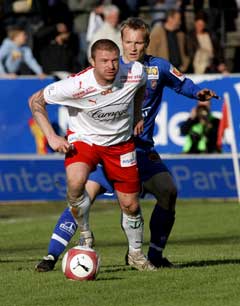 Raymond Kvisvik (t.v.) i kamp med Thomas Hafstad. (Foto: Tor Richardsen / SCANPIX) Raymond Kvisvik (t.v.) i kamp med Thomas Hafstad. (Foto: Tor Richardsen / SCANPIX)