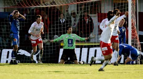 Fredrikstad går opp til 5-2. TIL-keeper Kenny Stamatopoulos fortviler.(Foto: Tor Richardsen / SCANPIX)