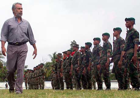 Xanana Gusmao er som president øverste sjef for Øst-Timors soldater. Her er han på en inspeksjon i februar for to år siden. (Foto: Candido Alves/ AFP/ Scanpix)