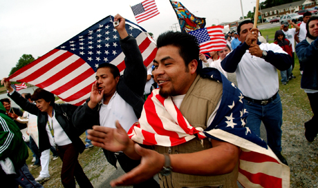 Mexikanske innvandrere deltar i 1.mai-protestmarsjen i Virginia Beach. Foto: Stephen M. Katz/AP