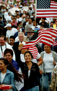 Rundt tusen mennesker møtte opp på Mount Trashmore i Virginia Beach for å gi sin støtte til innvandringsreformen som vil gi flere tusen ulovlige innvandrere amnesti. Foto: Stephen M. Katz/AP