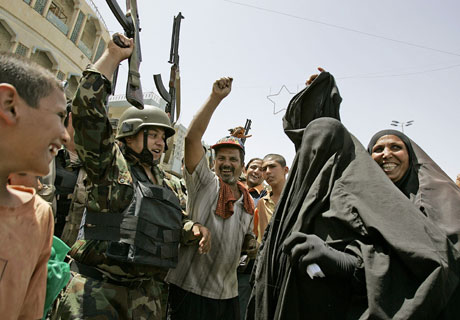 Irakere danset med soldater i Bagdad etter at drapet på al-Zarqawi var kunngjort (Scanpix/AFP)