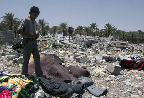 Ein gut fotografert i ruinane av huset der Abu Musab Al Zarqawi vart drepen i eit bombeangrep. (Foto: AFP/Scanpix)