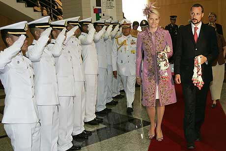 Kronprins Haakon og kronprinsesse Mette-Marit ankom til Bangkok sndag for  delta i seremoniene i anledning kong Bhumibol av Thailand sin 60-rsmarkering som regjerende monark. (Foto: Scanpix)