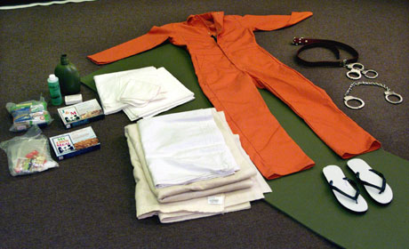 Guantanamo-effekter. Fangene brukte klærne til å henge seg. Et PR-triks, mener Bush-administrasjonen (Scanpix/Reuters)