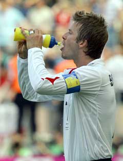 David Beckham prøvde å kjøle seg ned under kampen mot Paraguay i VM. (Foto: AP/Scanpix) 