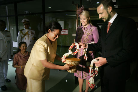 Kronprins Haakon og kronprinsesse Mette-Marit ble høytidelig og tradisjonelt tatt imot av Thailands prinsesse Maha Chakri Sirindhorn (Foto Heiko Junge/Scanpix) 