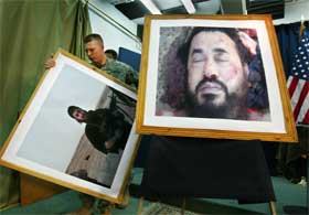 USAs styrker i Irak fant fram en rekke store bilder til pressekonferansen om Zarqawis død. Nå har Al Qaida utnevnt etterfølgeren. (Foto: Khalid Mohammed/AP/Scanpix)