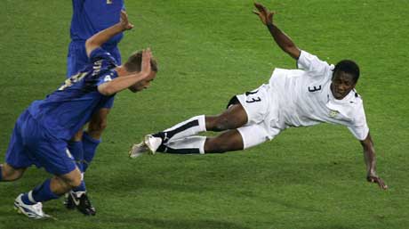 Ghanas Asamoah Gyan skulle kanskje hatt straffe i 2. omgang mot Italia. (Foto: AP/Scanpix)