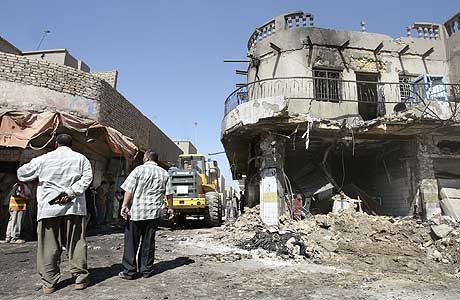 Et av husene som ble rammet av bombeeksplosjoner i byen Kirkuk i dag. (Foto: AFP/Scanpix)