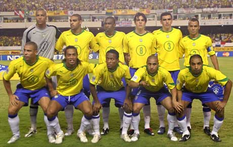 Dida, Adriano, Juan, Kaka, Lucio and Emerson, Ronaldo, Ronaldinho, Ze Roberto, Roberto Carlos og Emerson er startoppstillingen. (Foto: AP/Scanpix)