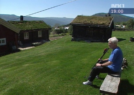 Arne Treholt samler krefter på en fjellgård i Ål i Hallingdal. (Foto: NRK)