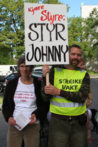 Oppfordring til NRK-styret fra streikende medarbeidere. Foto: Elisabeth Rossland, NRK.