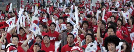 Feiring etter Sr-Koreas frste VM-kamp (Foto: AP / SCANPIX)