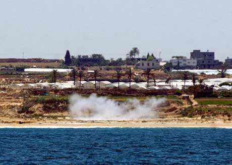 Dette fotografiet fra den israelske hæren viser røyk som stiger til vært etter skyting fra et marinefartøy mot mål på Gazastripen. Foto: SCANPIX/REUTERS.