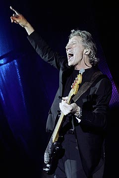 Roger Waters satte ikke pris på lydteknikerne sine under lydprøvene før konserten i Frognerbadet onsdag. Her er under konserten han holdt i Lisboa nylig. Foto: AP Photo / Scanpix.